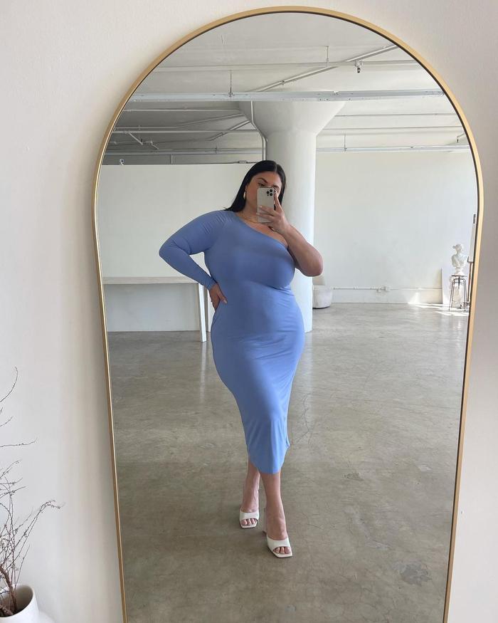 Wedding guest outfit trends 2023: @giasinatra wears a blue asymmetric dress