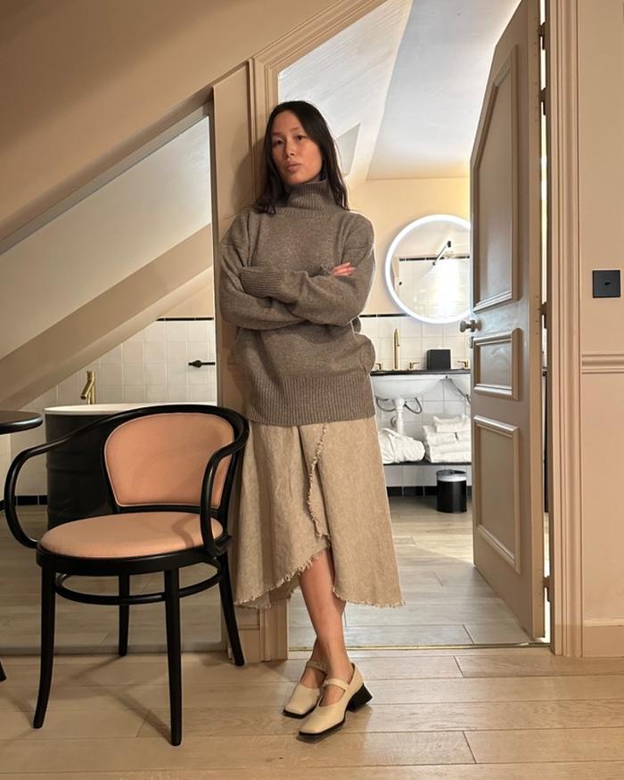 8 Midi-Skirt Outfits Fashion People Are Wearing Now: @vikilefevre wears a linen midi skirt and jumper